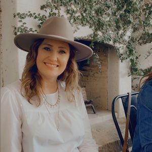 Meet your Posher, Laura